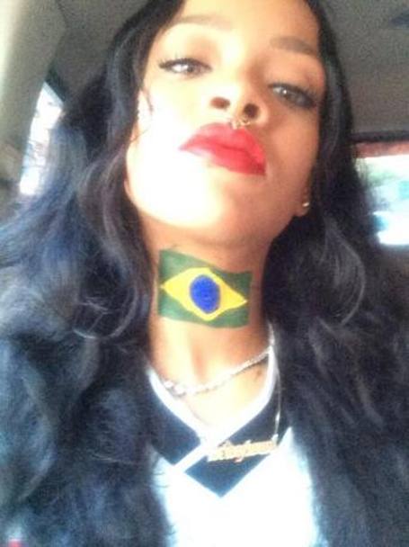 Prima del match Rihanna si era presentata cos: bandiera brasiliana dipinta sul collo...